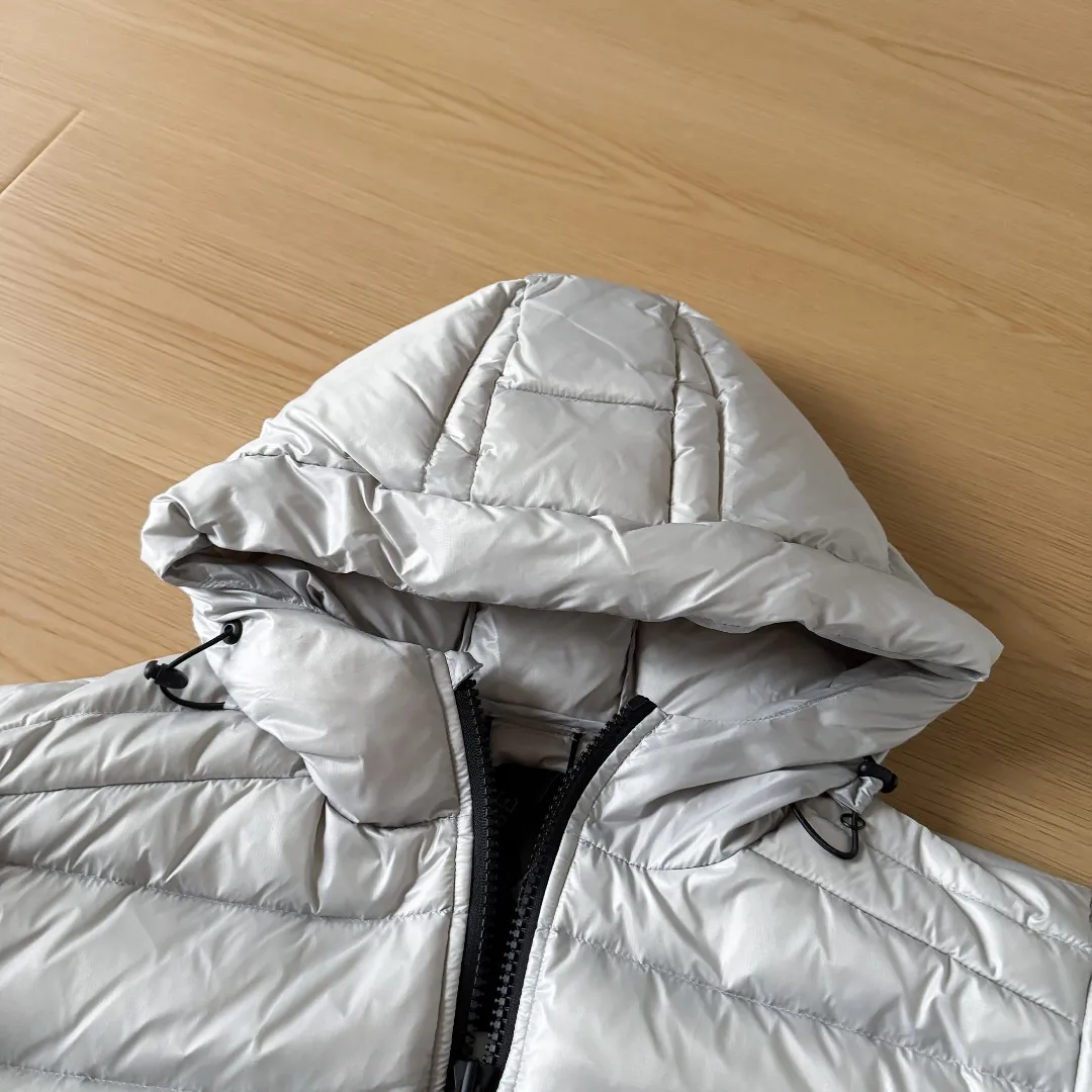 Style number: Y 76 top purchasing version 𝘾𝘼𝙉𝘼𝘿𝘼 𝙂𝙊𝙊𝙎𝙀/Canada Goose 2227 lightweight model. Super Lightweight, no weight on the upper body at all! Show more temperament‼ Canada Goose, a Canadian brand, has always been recognized as the warmest down jacket. Various Instagram celebrities, Internet celebrities, and celebrities often wear it for street photos. I make Canada Goose every year, but I still can’t get rid of my love for the goose. No matter how cold the winter is, there is no need to be afraid. Canada Goose is the legendary warmest down jacket and is known as a must-have for Arctic outdoor sports! The most popular down jacket in the world, celebrities are rushing to buy it, it is a must-have! Sizes: S-2XL Color: Silver Gray (Red Label) Silver Gray (Black Label), Black (Red Label), Black (Black Label), Dark Blue, Light Blue